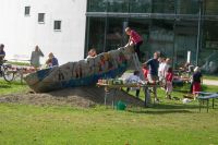 Frauenauer Kinder bemalen die verhüllte Arche, 2009 © Ronald Fischer